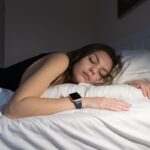 Diagram showing how sleep apnea reduces oxygen levels and increases heart strain during sleep