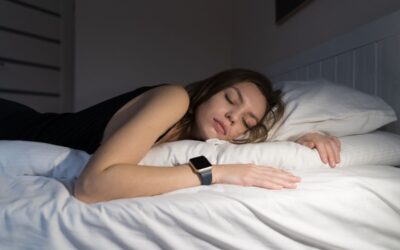 Diagram showing how sleep apnea reduces oxygen levels and increases heart strain during sleep